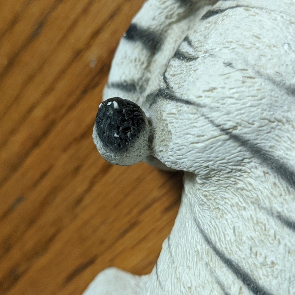 Tiger statue by Living Stone vintage collectable figurine blue eyes - Picture 4 of 5